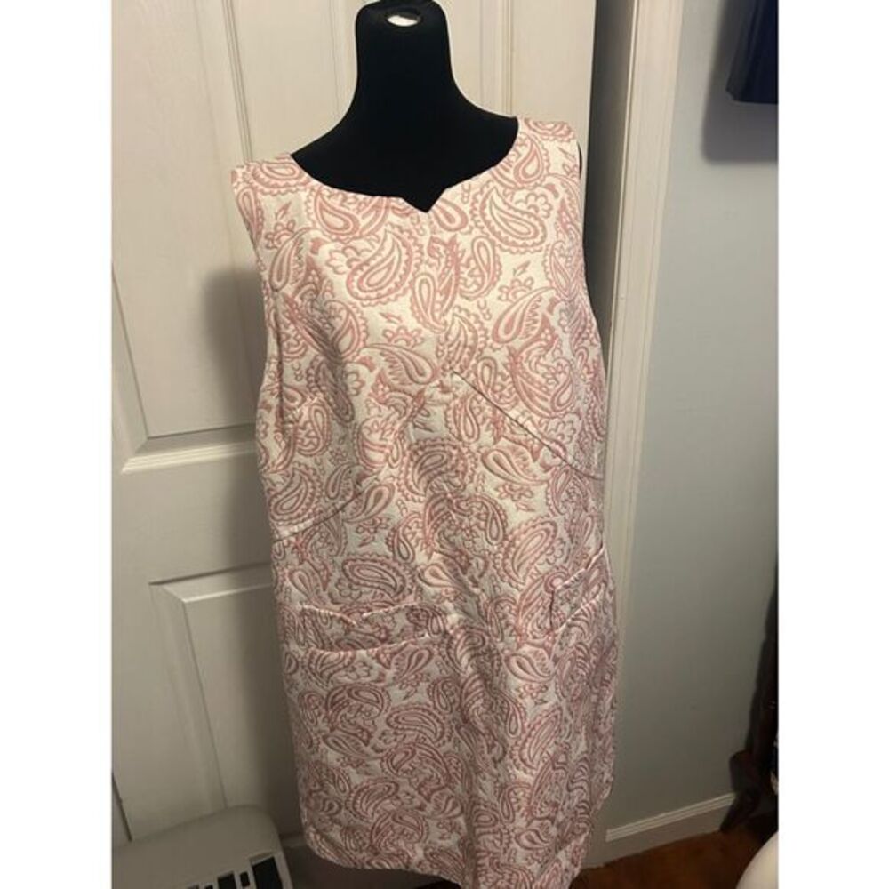 Sleeveless Midi Paisley Shift Dress in Soft Pink and White